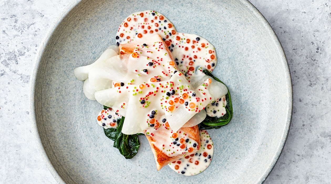 Zalm met koolrabi, spinazie, en witte wijn saus met viseitjes Recept